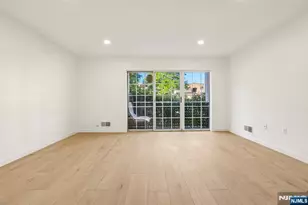 100 Crown Ct 471, Edgewater, NJ 07020 - Photo 6