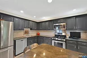 211 Yorktowne Ct 211F, Washington Township, NJ 07676 - Photo 2