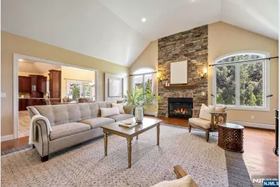 18 Berkshire Place, Englewood Cliffs, NJ 07632 - Photo 4
