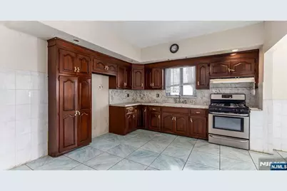 162 Forest Avenue, Lyndhurst Township, NJ 07071 - Photo 8