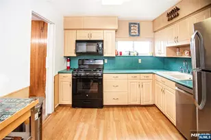 560 Boulevard, New Milford, NJ 07646 - Photo 16