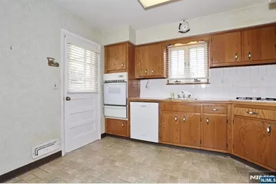 140 Carlyle Court, Carlstadt, NJ 07072 - Photo 8