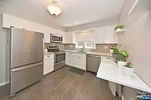 60 Sunset Ct, Mahwah, NJ 07430 - Photo 4