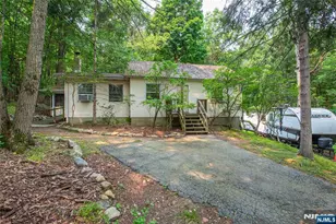 197 Snake Den Rd, Wanaque, NJ 07465 - Photo 2