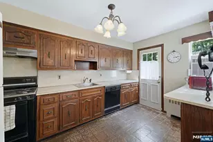 288 Montana St, Paramus, NJ 07652 - Photo 6