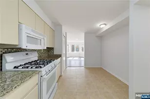 403 Livingston Ct N403, Edgewater, NJ 07020 - Photo 14