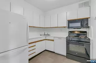 2000 Linwood Ave 6M, Fort Lee, NJ 07024 - Photo 10