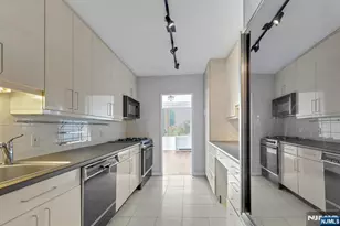 5 Horizon Rd, Fort Lee, NJ 07024 - Photo 14