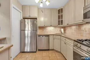 2000 Linwood Ave 16T, Fort Lee, NJ 07024 - Photo 8