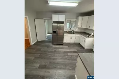 388-390 Leslie Street 1Fl #1FL, Newark, NJ 07112 - Photo 4