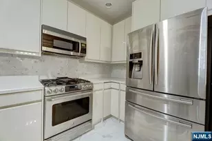 320 Midland Ct 320, West New York, NJ 07093 - Photo 6