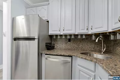 2000 Linwood Avenue 4P #4P, Fort Lee, NJ 07024 - Photo 4