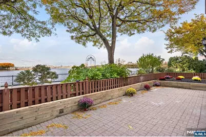 105 Nelson Court, Edgewater, NJ 07020 - Photo 16