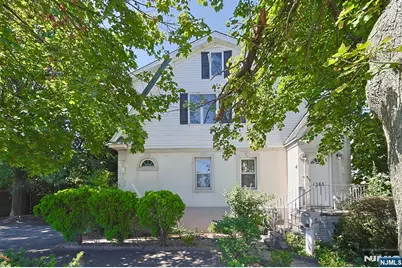 1585 Bergen Boulevard 1 #1, Leonia, NJ 07605 - Photo 2