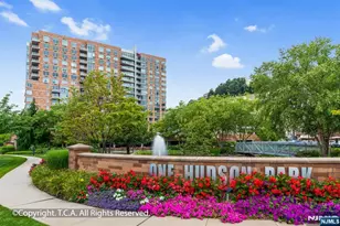 301 Hudson Park 301, Edgewater, NJ 07020 - Photo 2