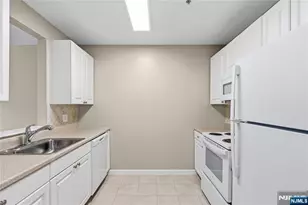 905 River Road 310, Edgewater, NJ 07020 - Photo 12