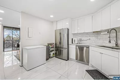 427 Harmon Cove Tower, Secaucus, NJ 07094 - Photo 4