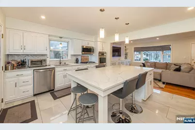 466 Franklin Avenue, Hasbrouck Heights, NJ 07604 - Photo 8