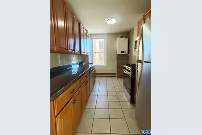 10 Hilliard Avenue 4 #4, Edgewater, NJ 07020 - Photo 2