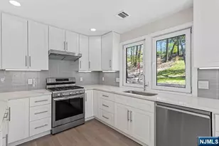 15 Bredder Ct, Elmwood Park, NJ 07407 - Photo 6