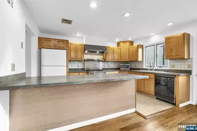 234 Cliff Street 2 #2, Cliffside Park, NJ 07010 - Photo 6