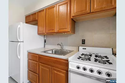 325 Grantwood Boulevard 6B #6B, Palisades Park, NJ 07650 - Photo 4