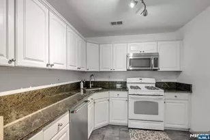 1037 Cumberland Ct, Mahwah, NJ 07430 - Photo 4