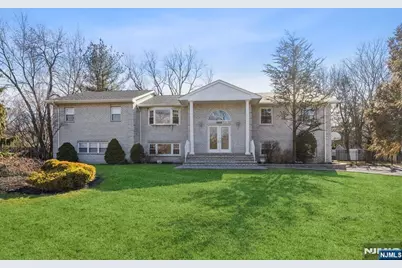 562 Franklin Avenue, Franklin Lakes, NJ 07417 - Photo 1