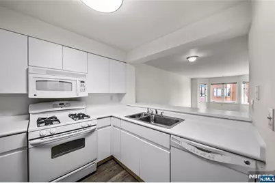 402 Chase Court 402 #402, Edgewater, NJ 07020 - Photo 4