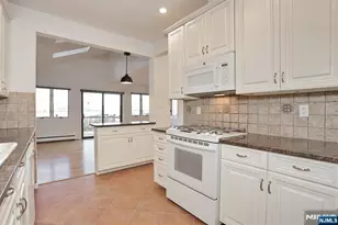 5 Beverly Pl, Edgewater, NJ 07020 - Photo 12