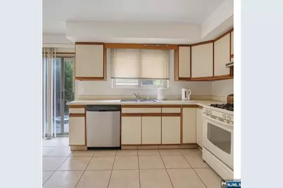 2410 3rd Street, Fort Lee, NJ 07024 - Photo 30