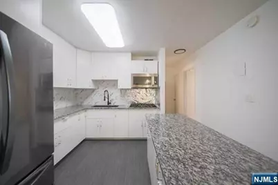 2100 Linwood Avenue 17T #17T, Fort Lee, NJ 07024 - Photo 4