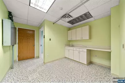 2083 Center Avenue 2A #2A, Fort Lee, NJ 07024 - Photo 10