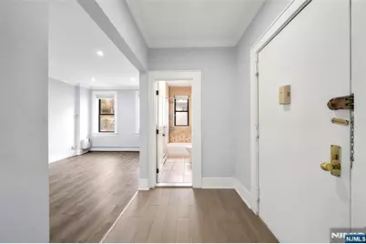 553 Undercliff Avenue 5 #5, Edgewater, NJ 07020 - Photo 2