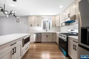 8 Leary Ln B, Edgewater, NJ 07020 - Photo 6