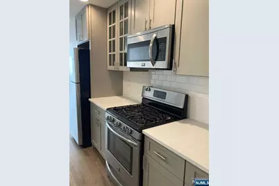 748 Mainsail Lane 748 #748, Secaucus, NJ 07094 - Photo 4