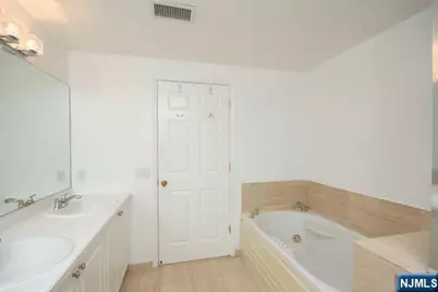 307 Jefferson Court, Edgewater, NJ 07020 - Photo 18