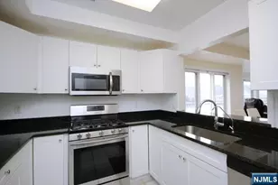 307 Jefferson Ct, Edgewater, NJ 07020 - Photo 14