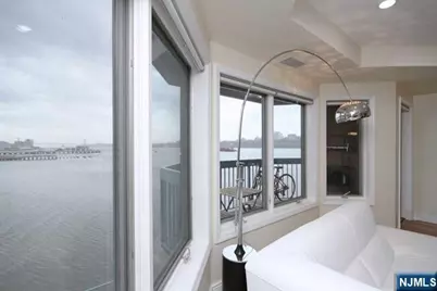 307 Jefferson Court, Edgewater, NJ 07020 - Photo 6