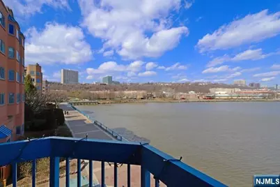 307 Jefferson Court, Edgewater, NJ 07020 - Photo 4