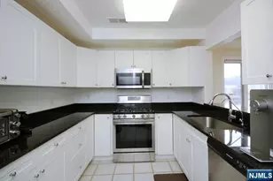 307 Jefferson Ct, Edgewater, NJ 07020 - Photo 12