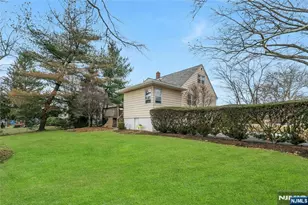 90 Arnot Pl, Paramus, NJ 07652 - Photo 16