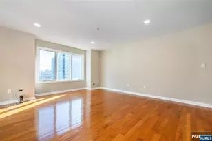 19 Legend Hills Dr 19, Edgewater, NJ 07020 - Photo 10