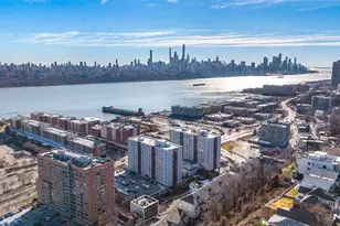 19 Legend Hills Dr 19, Edgewater, NJ 07020 - Photo 2