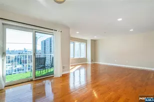 19 Legend Hills Dr 19, Edgewater, NJ 07020 - Photo 12