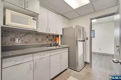 107 Stuyvesant Avenue 2nd Fl #2nd Fl, Lyndhurst Township, NJ 07071 - Photo 12