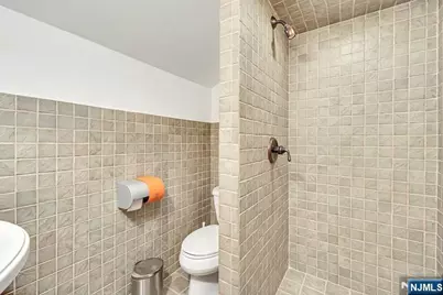 107 Stuyvesant Avenue 2nd Fl #2nd Fl, Lyndhurst Township, NJ 07071 - Photo 8