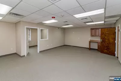 555 Goffle Road 108 #108, Ridgewood, NJ 07450 - Photo 6