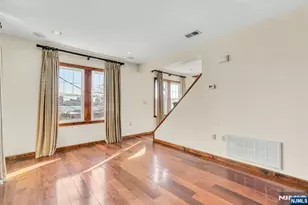 9 Old Wood Rd, Edgewater, NJ 07020 - Photo 4