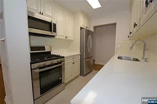 8 Leary Ln 4, Edgewater, NJ 07020 - Photo 8